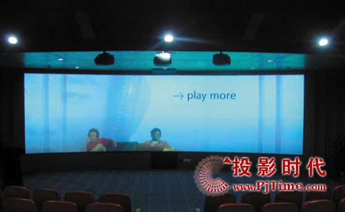 三通道柱幕投影向人们展示了中山火炬开发区的宏伟蓝图
