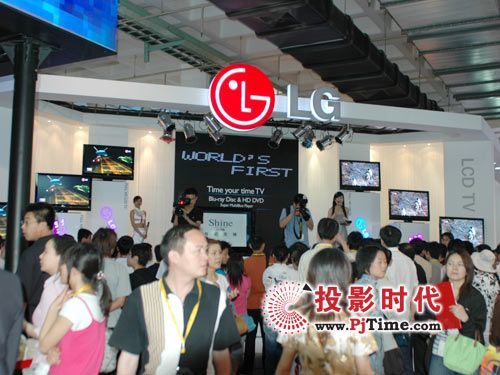 LG展台吸引了一大批人观看