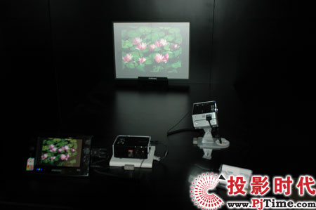 三星迷你投影机和摩科高清投影屏幕组成的迷你影院