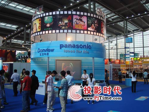 东方中原在“数字影视·动漫游戏展”展会现场""