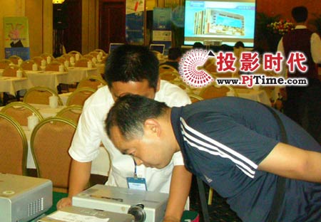 与会代表在会前观看新产品