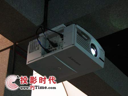三菱FL7000U投影机背面接口