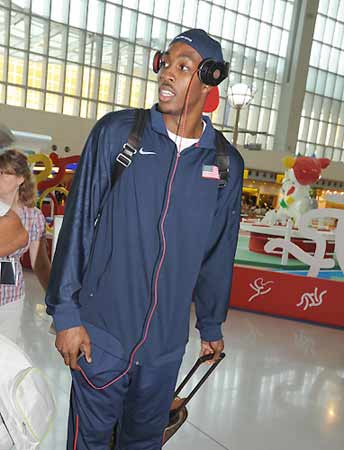 美國籃球國家隊出發到北京參加奧運會時全部隊員都是戴著Beats