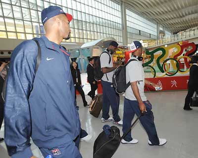 美國籃球國家隊出發到北京參加奧運會時全部隊員都是戴著Beats