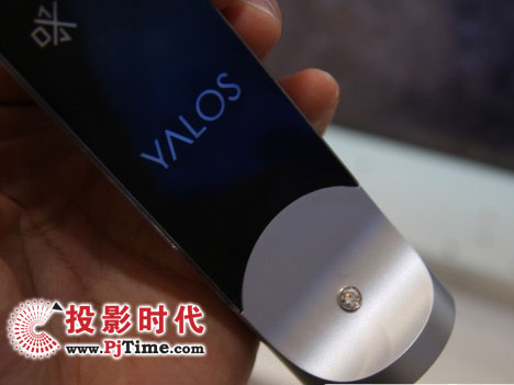 请留意,遥控器上也有一颗钻石喔