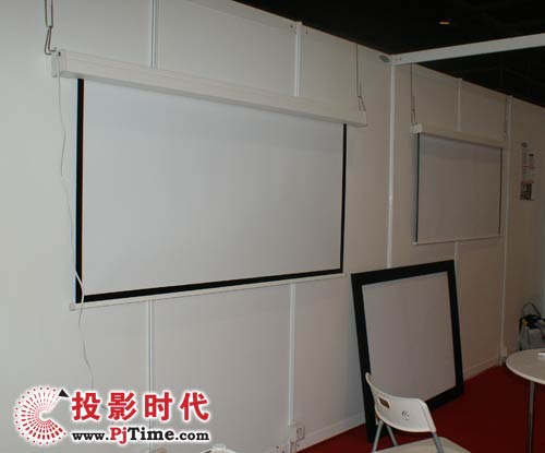 MULTI-WAY展出的电动头投影幕布