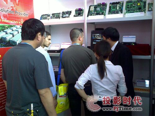 华北工控展位的观众络绎不绝