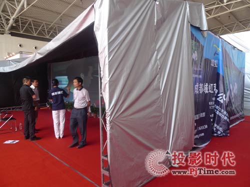 成都域虹光学背投幕高调亮相大屏展