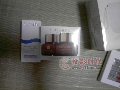 雅诗兰黛化妆品利用互动数字标牌营销