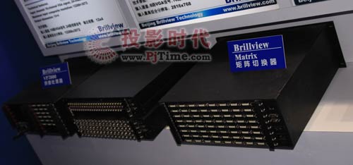 VP2000拼接墙控制器(左)和矩阵切换器(右)