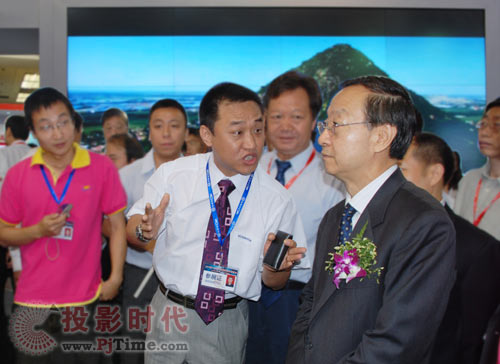 巨洋亮相软博会 献上大屏视觉盛宴