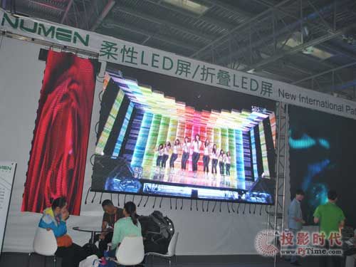 维世独特柔性折叠LED屏亮相北京音响展