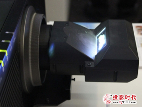   8月28日消息，据美国媒体报道，松下公司于近日推出了一款型号为ET-DLE030超短焦镜头，它适用于任何投影机。