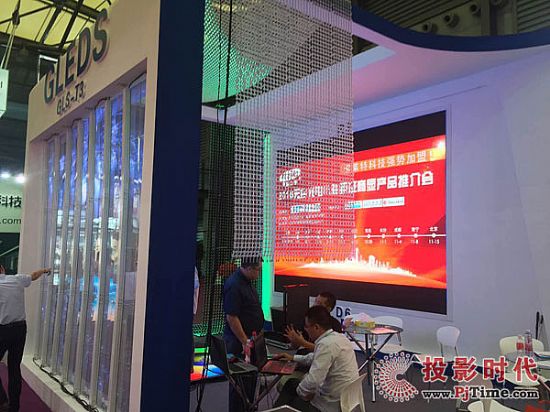 天合光电小间距和透明屏闪亮上海LED展(图3) LED商业透明显示屏Gleds-T系列