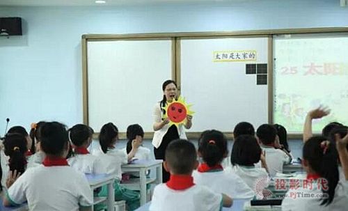 广州体育东路小学钟老师正在执教