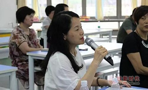 广州体育东路小学特级教师游彩云副校长在为两位老师的课堂点评