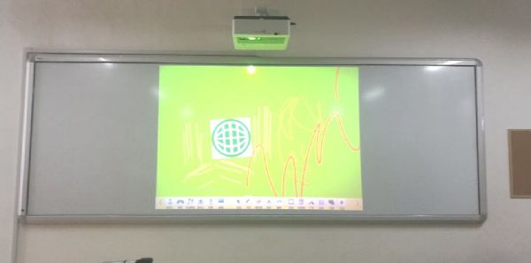 领跑教育投影市场，BOXLIGHT HLD投影机落户威海三中