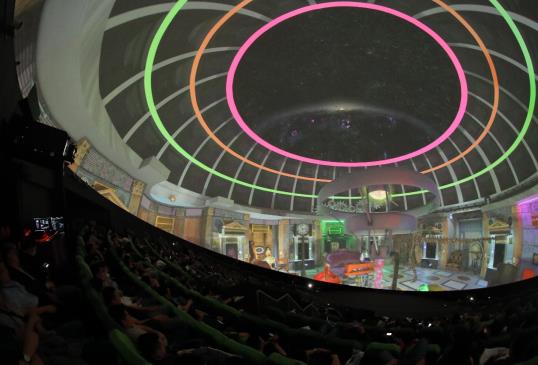  与会来宾欣赏《我们都是小星星》、《时间旅行》等多部8K特效影片 
