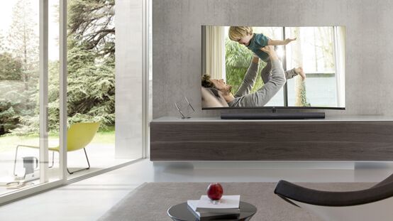 TCL IFA发布秋季新品C7，曲面、AI、全面屏打造家居享受新宠