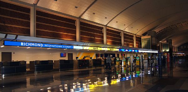 达科LED带状显示屏点亮里士满国际机场票务柜台