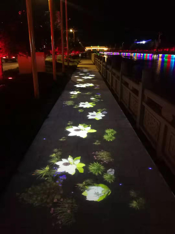四川阿坝州一网红河堤被激光点亮，竟步步可生花