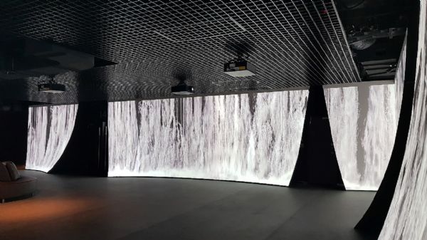 大厅里效果绝佳的水瀑投影采用科视Christie DWU630-GS 激光投影机