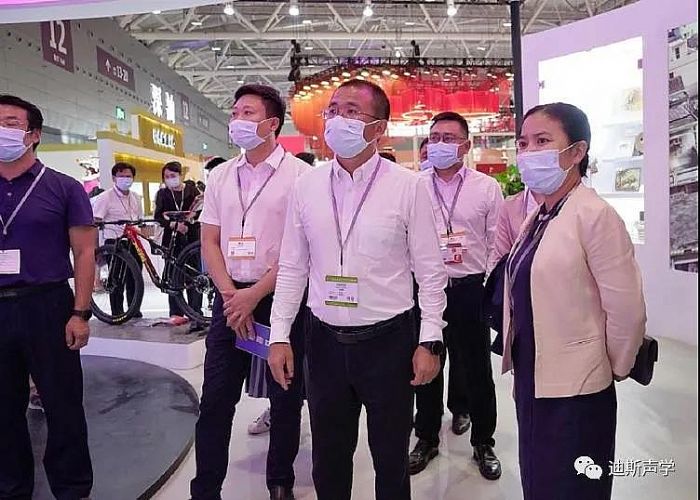深圳市副市长张华参观光明展区