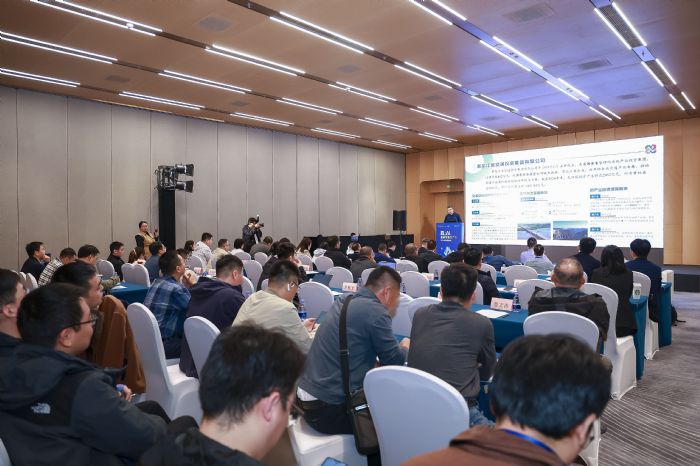 �˹�����������ͨ������ʩ����ת�����ֻ��ھ��ٰ죬��̽AI���ܽ�ͨ���Ƿ�չ��·��