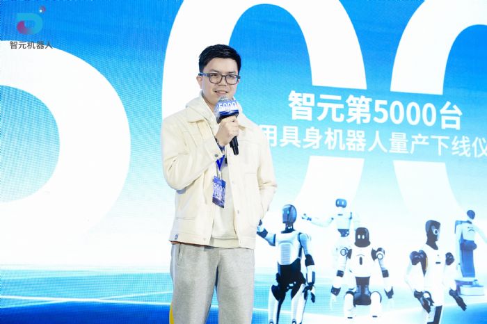 智元第5000台通用具身机器人量产下线,灵犀X2交付黄晓明工作室