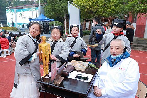 ��Ԫ�����껪���³̡�  �ɶ���֥����ҽ��������Ȫ�⻪��ɽѧУ�Ļ�ʢ��