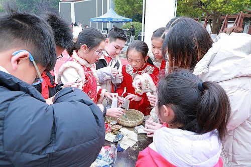 ��Ԫ�����껪���³̡�  �ɶ���֥����ҽ��������Ȫ�⻪��ɽѧУ�Ļ�ʢ��