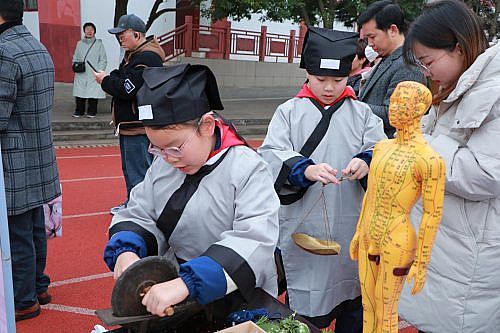 ��Ԫ�����껪���³̡�  �ɶ���֥����ҽ��������Ȫ�⻪��ɽѧУ�Ļ�ʢ��