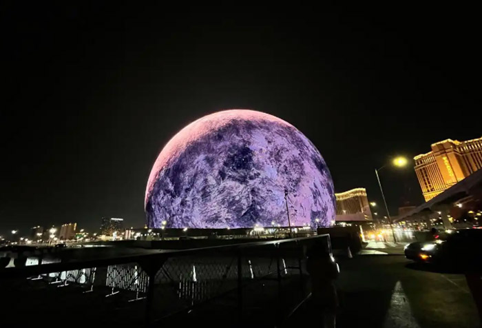 ���������վ�ͷ���Σ���Ļ�����Գ�ΪLED�߶˹��̱���֮��