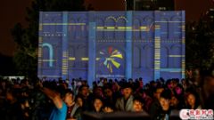 Vivitek����Ѷ��D8900Ͷ������Ľ���ݵƹ�ڵ�LOGOӰ��