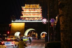上百台全息3D风扇屏点亮沈阳新大东路的昼夜晨昏