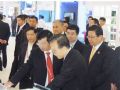 温家宝总理在广交会上关注长虹新型显示器件的发展