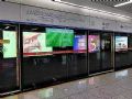 LG OLED壁纸型标牌显示器,打造出城市地铁内靓丽的风景线!