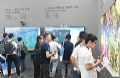 长达18.8米宽的弯曲显示屏幕打造哈佛商学院未来讲堂